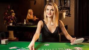 Tampilan close-up kartu di meja Baccarat Tanpa Komisi rajabandor